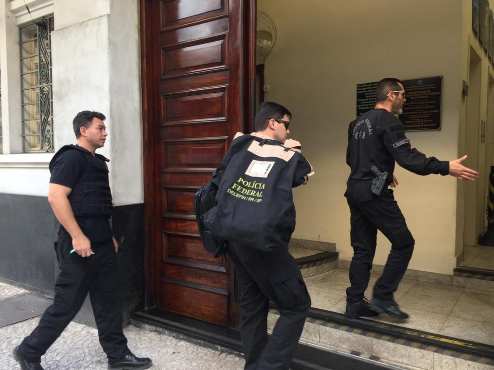 Polícia Federal leva pastas e documentos para a sede de Santos — Foto: Andressa Barboza/G1