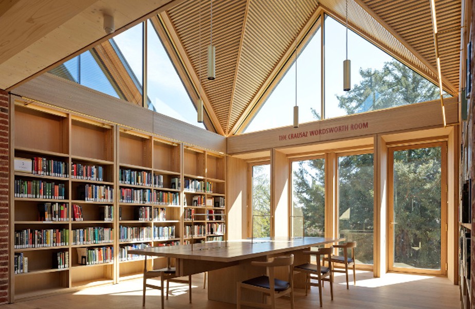 Interiores claros e arejados marcam o edifício da nova biblioteca do Magdalene College, em Cambridge