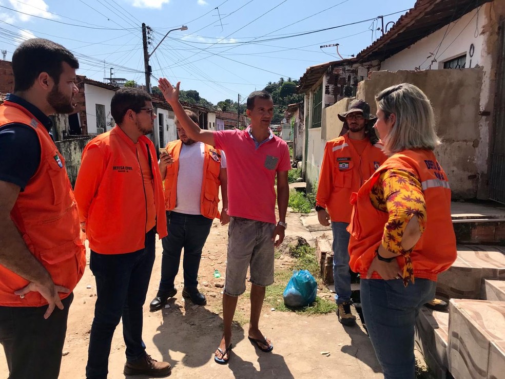 Defesa Civil Municipal entrevistando morador sobre fissuras no Bom Parto, em Maceió — Foto: Flávia Duarte/ Ascom Defesa Civil