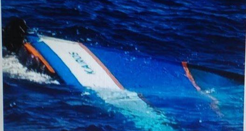 Embarcação naufragada em Itapemirim (Foto: Divulgação/ Rádio Costeira de Itaóca)