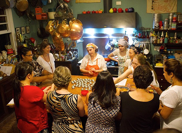 Todo mundo ajudou a cozinhar no Lista Vip da Helô Bacellar (Foto: Isabella Machado/ Editora Globo)