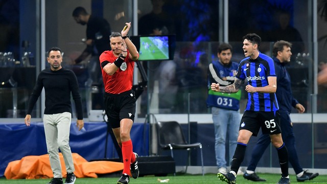 Árbitro anula gol de Pedri em Inter de Milão x Barcelona na Champions