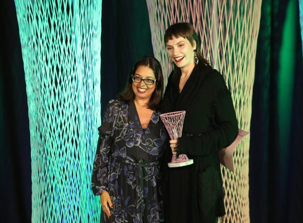 A diretora de núcleo da Editora Globo entrega o prêmio para a apresentadora Barbara Thomaz (Foto: Alexandre DiPaula/Editora Globo)