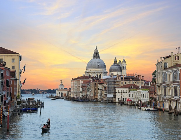 Most beautiful and visited view from Accademia Bridge on Grand Canal in Venice, Venice is the major tourist destination in Italy, always crowded with tourist and visitors. Image taken at sunset with my Canon 6D on Jun 2016. (Foto: Getty Images)
