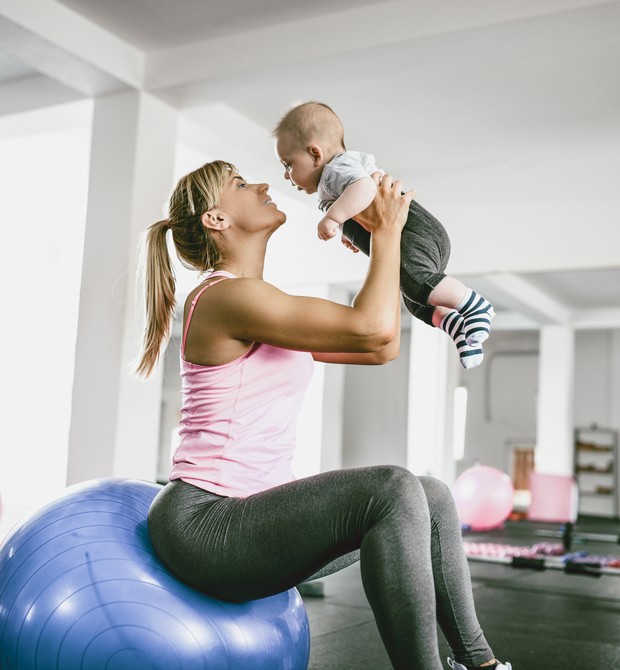 Bola de pilates para ninca o bebê ajuda a manter a postura correta (Foto: Getty)