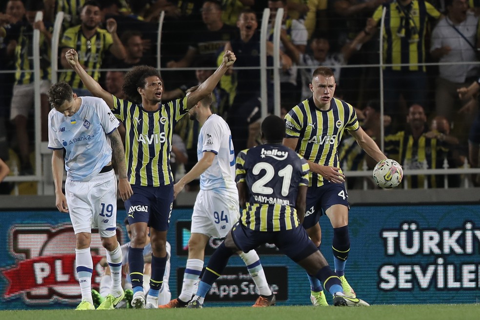 Willian Arão comemora ao lado de Attila Szalai o gol de empate do Fenerbahçe contra o Dínamo de Kiev — Foto: Burak Kara/Getty Images