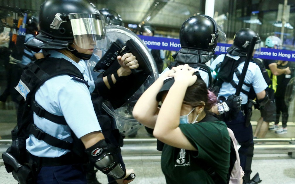 Nesta terça-feira, policiais reprimiram manifestantes no aeroporto de Hong Kong — Foto: Reuters/Thomas Peter