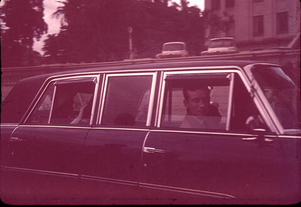 Rainha Elizabeth no banco traseiro da limusine acenando durante visita ao IAC, em Campinas (SP), no ano de 1968 — Foto: Marlene Sant’Anna Reimann/Centro de Memória Unicamp