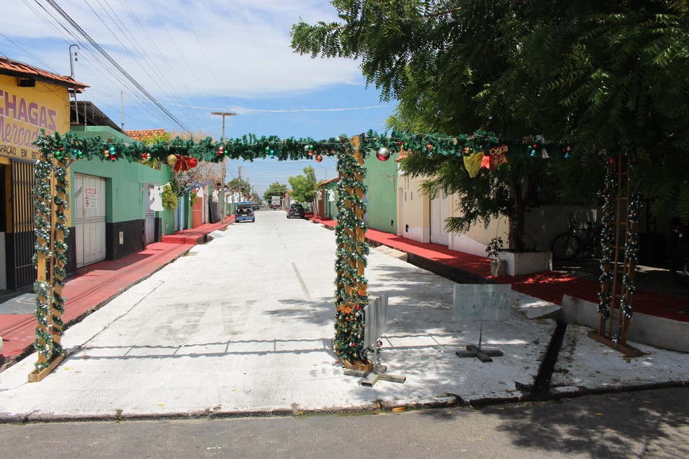 Entrada para rua enfeitada por moradores no Dirceu Arcoverde, em Teresina — Foto: Lucas Marreiros/g1