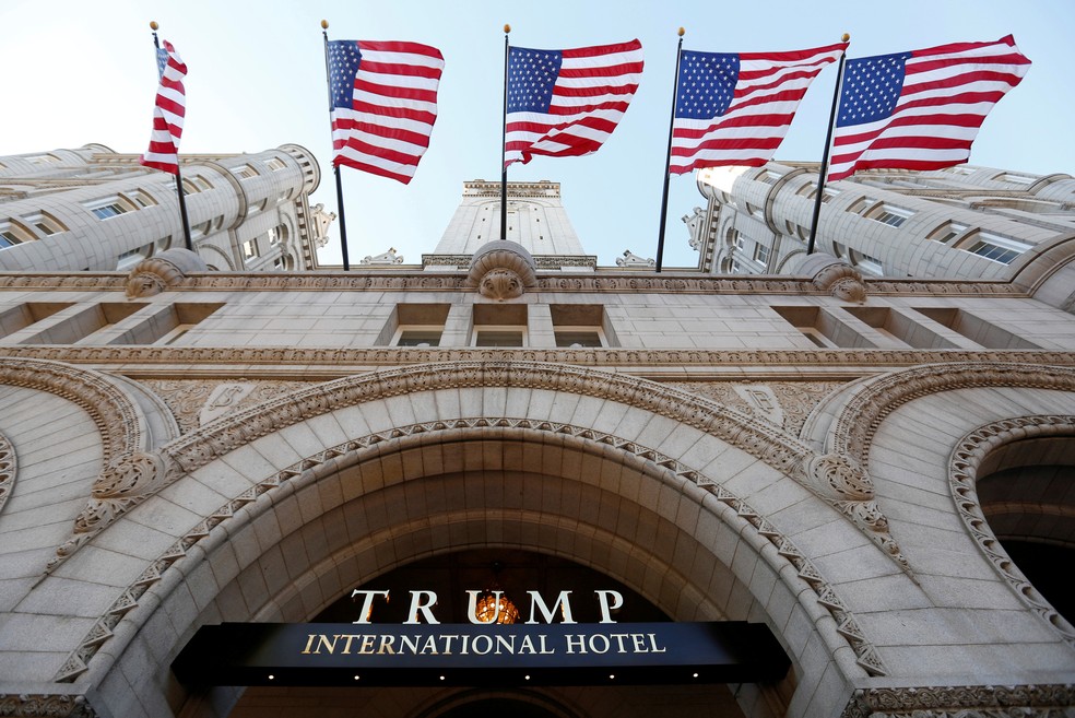 Imagem de arquivo mostra a entrada do Trump International Hotel em Washington, no dia de sua abertura — Foto: Kevin Lamarque/Reuters