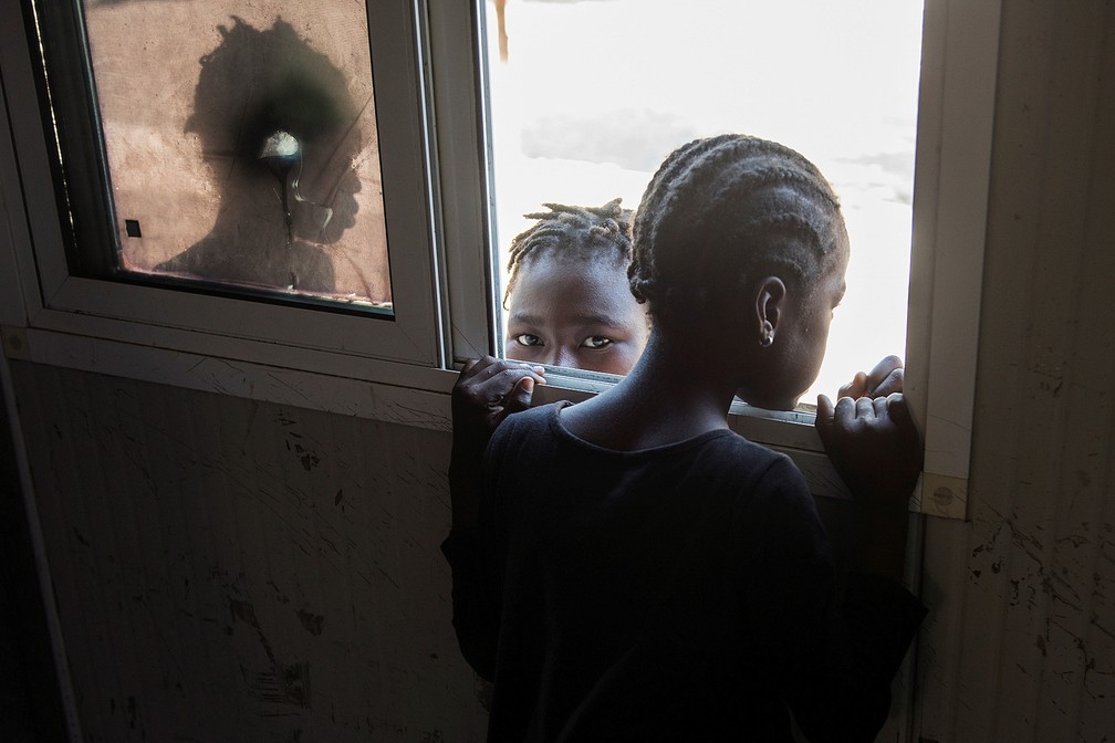 7 de dezembro - Crianças são vistas em acampamento com outras pessoas que fogem da violência após o assassinato de um líder de gangue local no pátio da prefeitura de Cite Soleil em Porto Príncipe, no Haiti — Foto: Valerie Baeriswyl/Reuters
