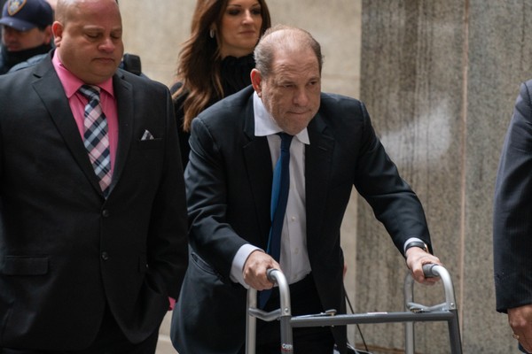 O produtor de cinema Harvey Weinstein com um andador em sua chegada a uma das sessões de seu julgamento (Foto: Getty Images)