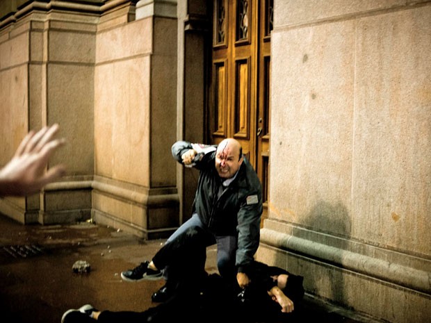 Soldado Vanderlei saca a arma logo após ser agredido por um grupo de manifestantes  (Foto: SelvaSP)