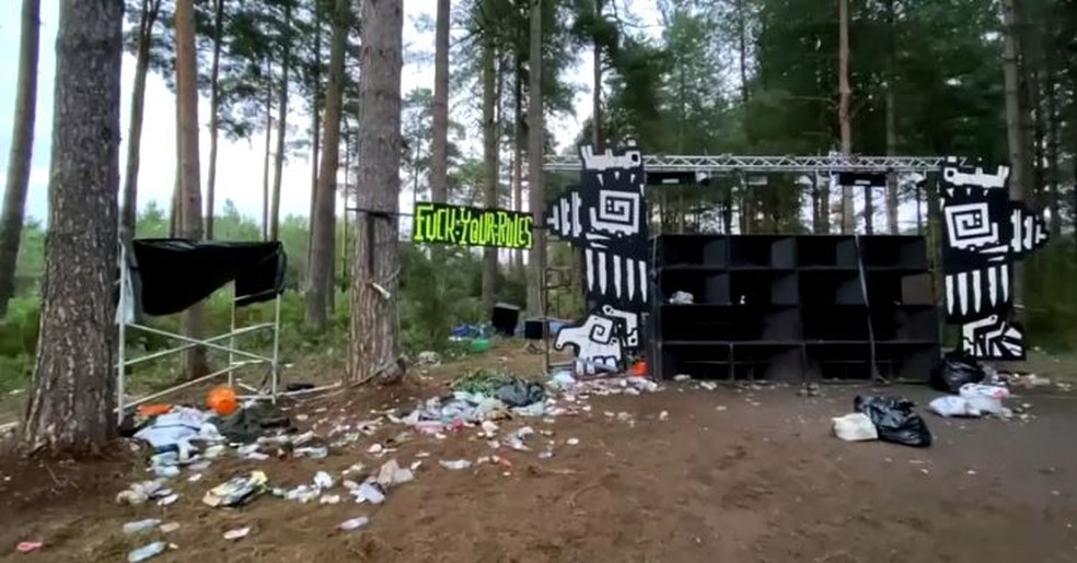 Floresta na Inglaterra ficou tomada pelo lixo após rave considerada ilegal por causa da pandemia — Foto: Reuters