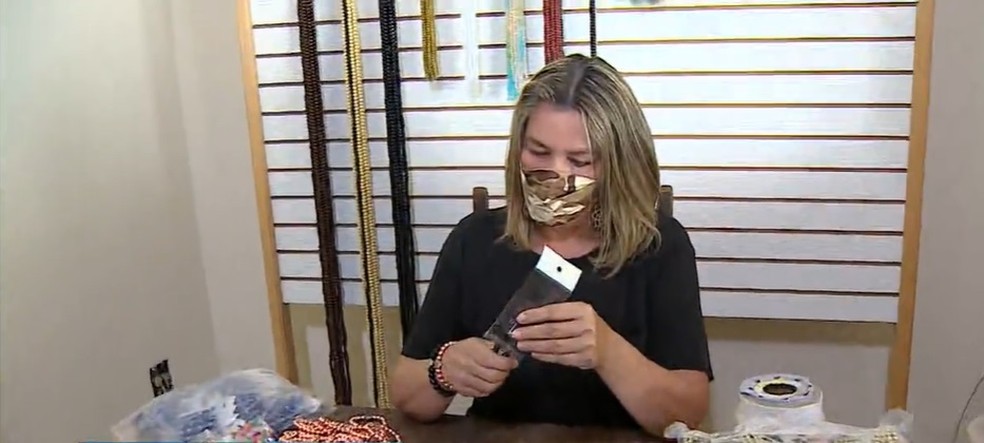 Maria Valquíria Corsi, artesã de Aparecida — Foto: André Bias/TV Vanguarda