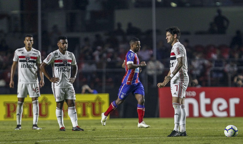 Alexandre Pato, Luan e Walce depois do gol do Bahia — Foto: Miguel Schincariol