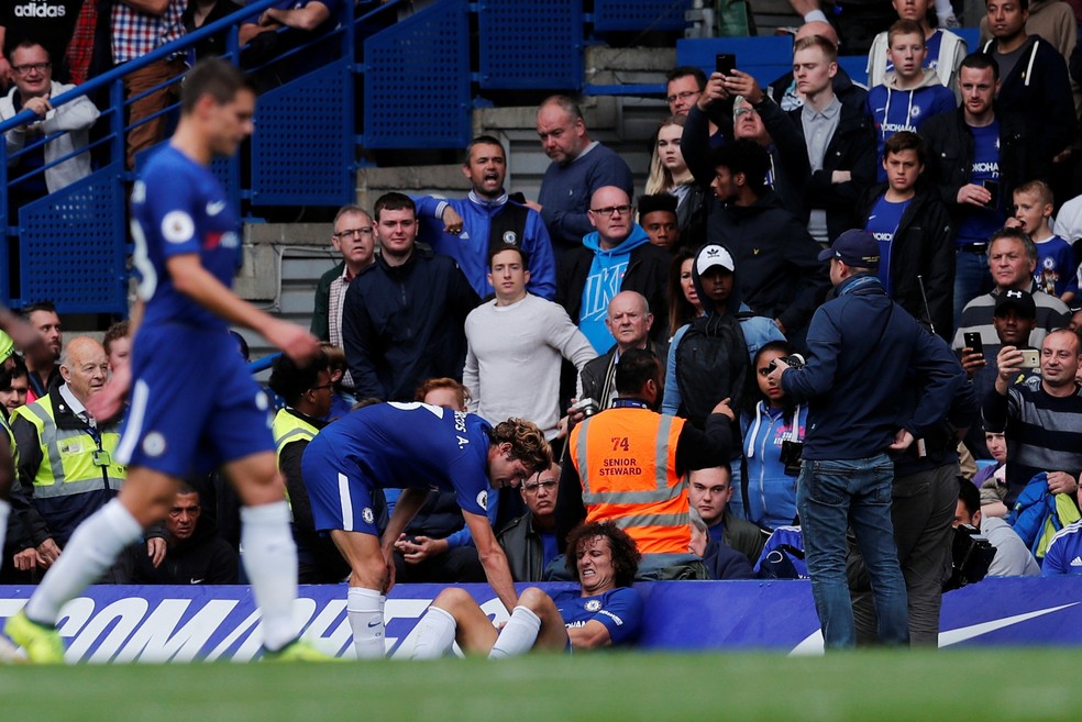 David Luiz sente dores no pulso durante Chelsea e Arsenal (Foto: Reuters)