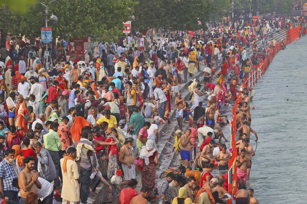 Devotos fazem mergulhos sagrados no rio Ganges, durante o Shahi snan (festival hindu Kumbh Mela), nesta segund-feira (12) em Haridwar, na Índia — Foto: Karma Sonam/AP