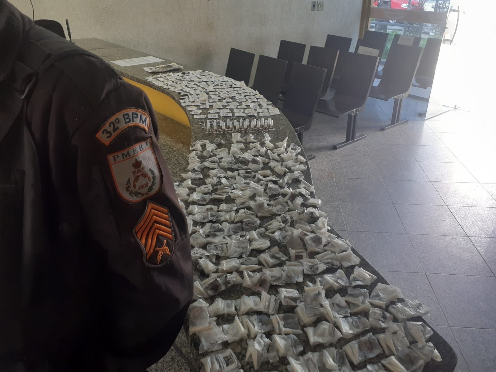 Polícia apreende 480 pinos de cocaína em Macaé, no RJ