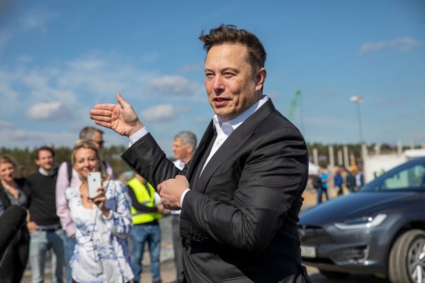 GRUENHEIDE, GERMANY - SEPTEMBER 03: Tesla head Elon Musk talks to the press as he arrives to to have a look at the construction site of the new Tesla Gigafactory near Berlin on September 03, 2020 near Gruenheide, Germany. Musk is currently in Germany wher (Foto: Getty Images)