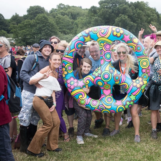 Grupos de hippie no Festival Glastonbury (Foto: Getty Images)