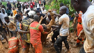 Equipes de resgate procuram sobreviventes em área de desabamentos no distrito de Attecoube após fortes chuvas em Abidjã, na Costa do Marfim  — Foto: ISSOUF SANOGO / AFP