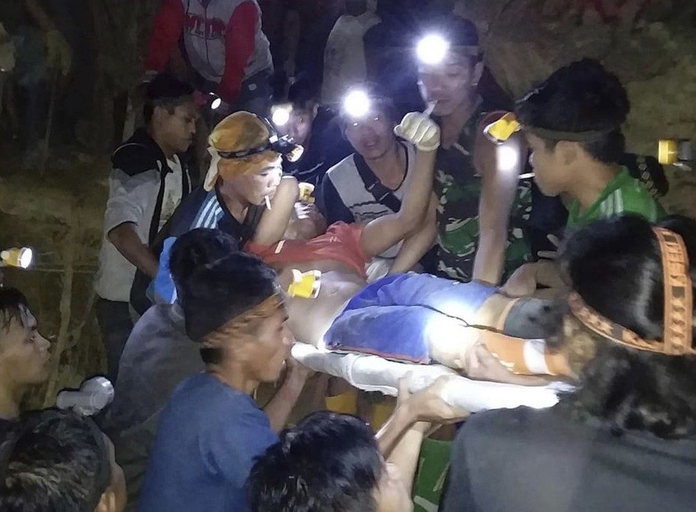 Socorristas transportam ferido por desabamento de mina de ouro ilegal em Bolaang Mongondow, na IndonÃ©sia â€” Foto: Basarnas via AP