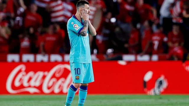 Messi leva as mÃ£os ao rosto: BarÃ§a tropeÃ§a mais uma vez na temporada