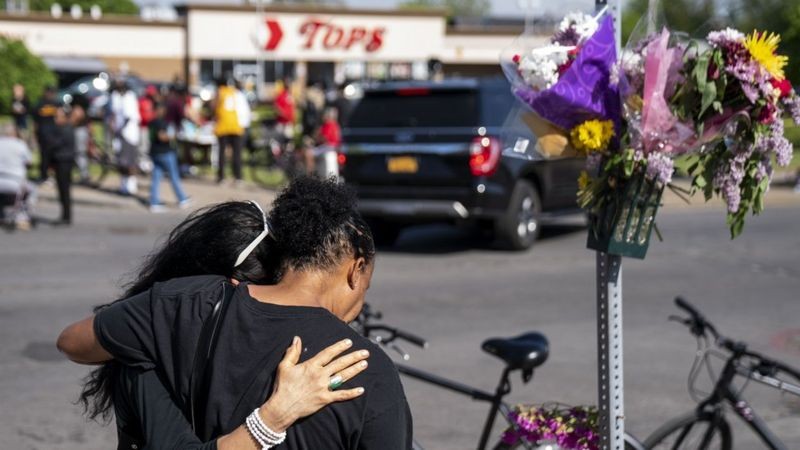 Pessoas se abraçam no local onde ocorreram assassinatos em Buffalo (Foto: Getty Images via BBC News)