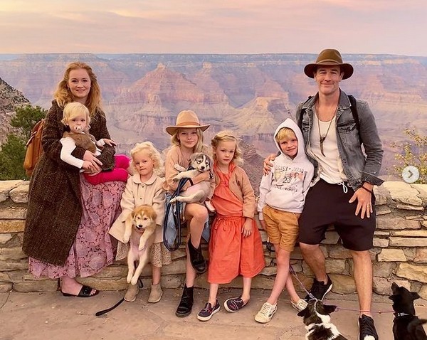 James Van Der Beek com a esposa e os filhos (Foto: Instagram)