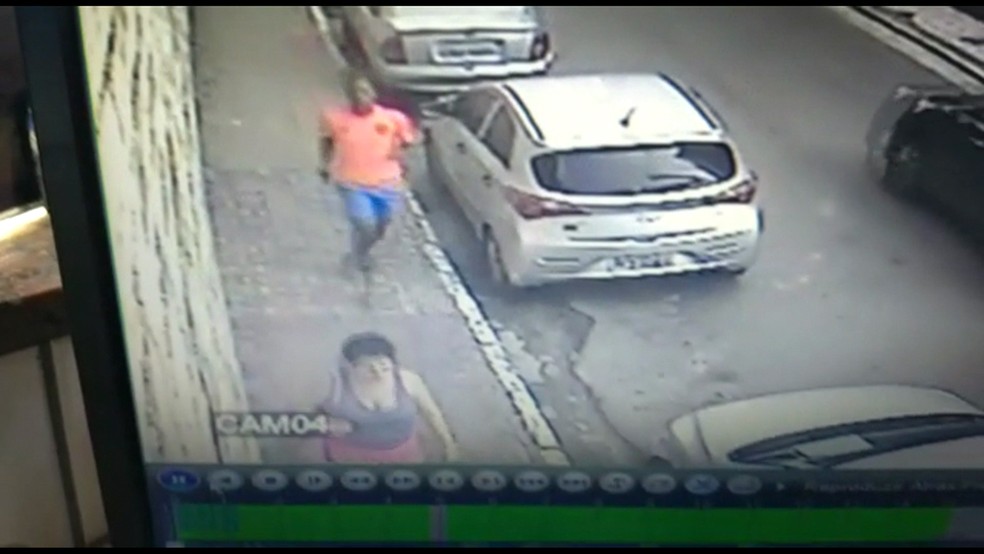 Roubo de carro no Recife é flagrado por câmera de segurança — Foto: Reprodução/TV Globo