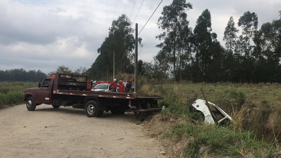 Carro com família caiu em vala às margens da via — Foto: Pedro Melo/TV Vanguarda
