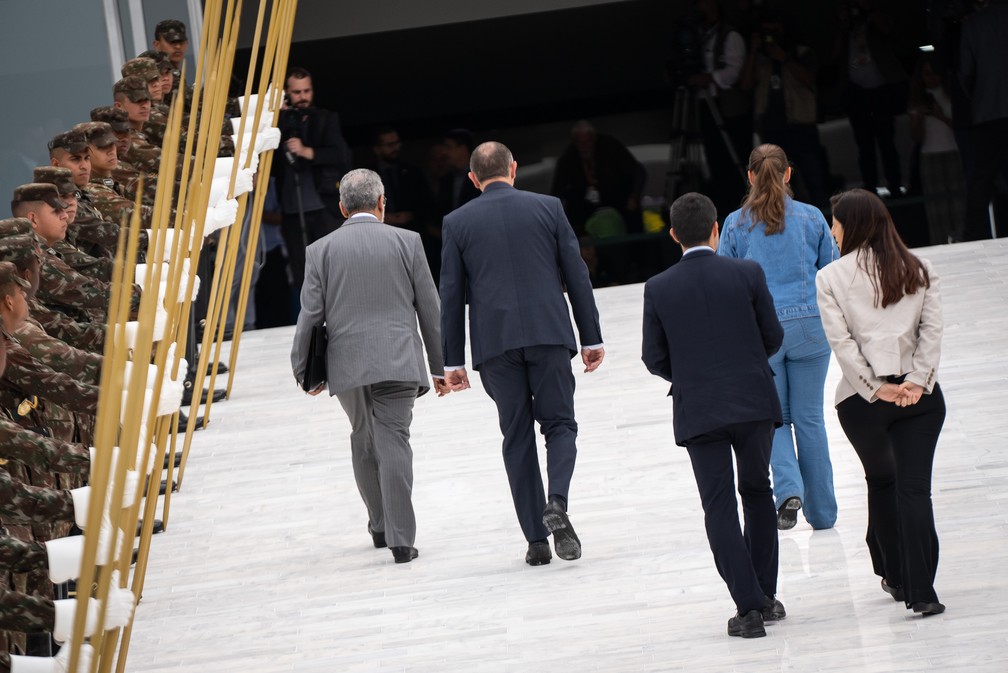 Subida da rampa do Palácio do Planalto durante ensaio da posse presidencial que movimentou a Esplanada dos Ministérios nesta sexta-feira (30) — Foto: Fábio Tito/g1