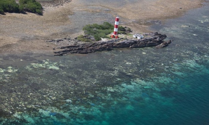 Imagem aérea mostra os corais brancos na Grande Barreira de Corais da Austrália, que está sendo destruída pelo aquecimento e acidificação dos maresTerry Hughes