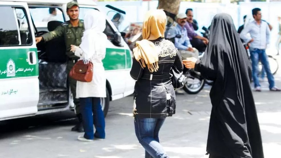 Polícia da moralidade pode prender mulheres por não usarem um 'hijab adequado' — Foto: ISNA