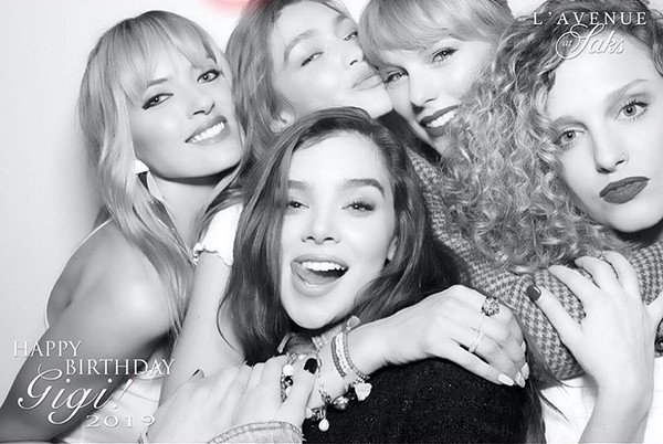 Taylor Swift, Gigi Hadid e Hailee Steinfeld em cabine fotográfica no aniversário de Gigi (Foto: Instagram)