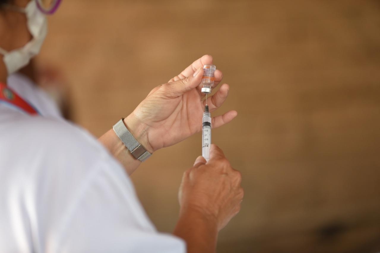 Vacinas diminuem risco de infecção pela variante Delta, mas em ambientes domésticos transmissão ainda é possível (Foto: Prefeitura de Maricá )