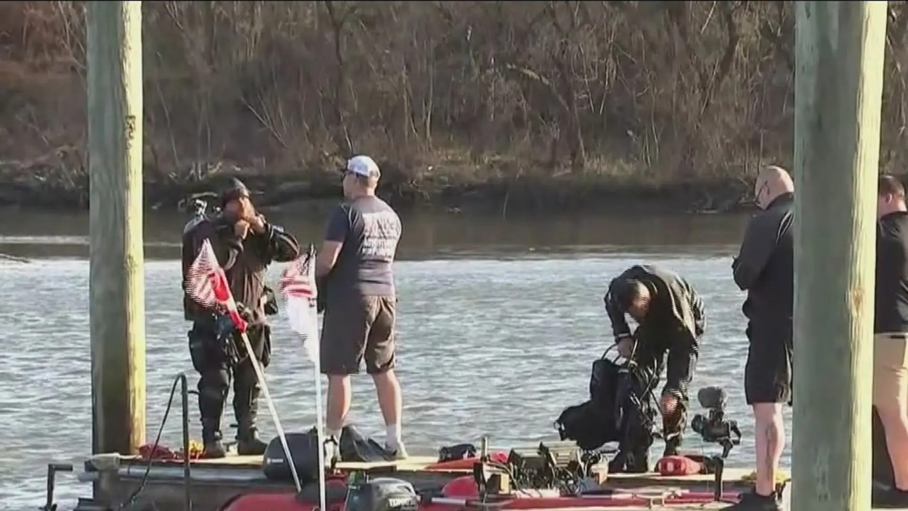 O grupo de mergulhadores próximo ao local onde o corpo foi encontrado (Foto: Reprodução/Fox 29 Philadelphia)