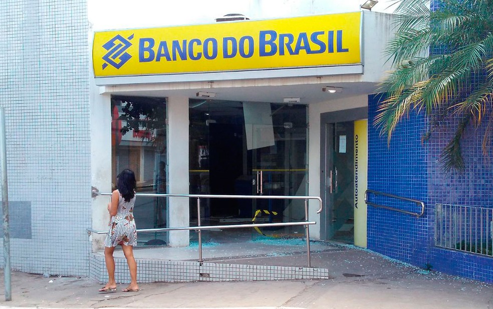 Agência do Banco do Brasil de Catu foi atacada por bandidos  (Foto: Fabrício Silva / TV Bahia)