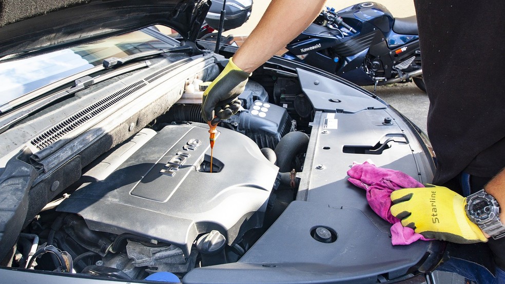A partir dos anos 90, as fabricantes passaram a recomendar óleos sintéticos para seus carros — Foto: Pixabay