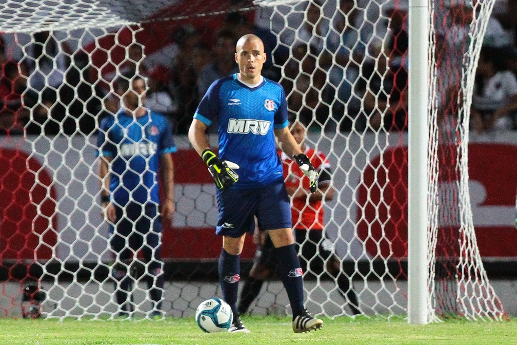 Julio Cesar em ação pelo Santa Cruz — Foto: Marlon Costa/Pernambuco Press