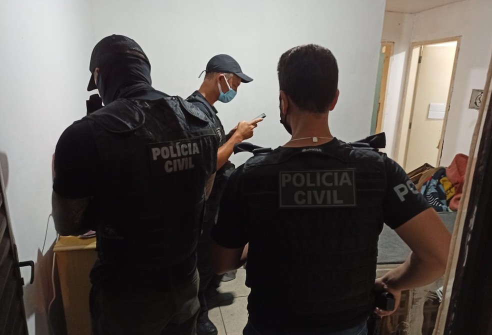 Policiais cumpriram mandados de prisão contra suspeitos de homicídio e tentativas, em Irati, nesta terça-feira (25) — Foto: Divulgação/Polícia Civil