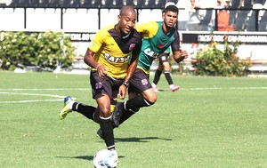 Edmilson no treino do Vasco (Foto: Marcelo Sadio / Site Oficial do Vasco) Edmilson no treino do Vasco (Foto: Marcelo Sadio / Site Oficial do Vasco)