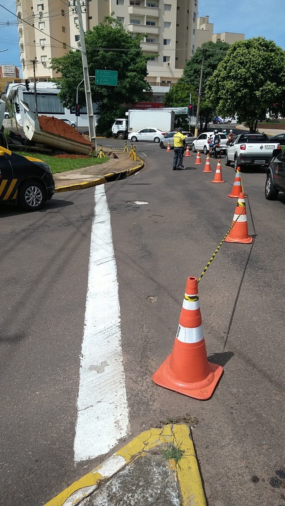 Caminhão da Prefeitura de Presidente Prudente carregado com terra afundou em rotatória da Avenida Coronel José Soares Marcondes — Foto: Semob
