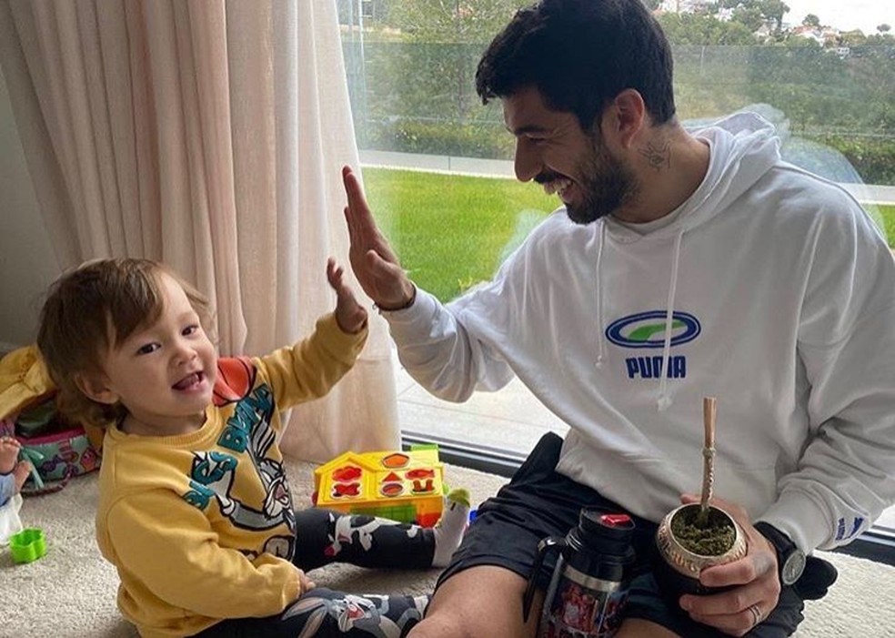 Suárez e o filho Lautaro brincam durante a quarentena — Foto: Reprodução / Instagram