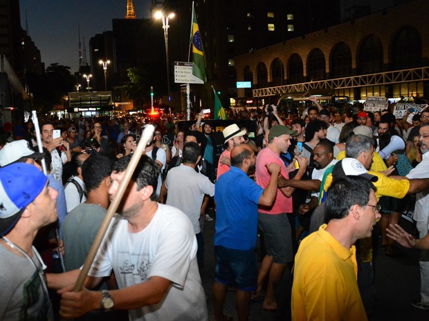 Tumulto entre manifestantes na Avenida Paulista neste domingo  (Foto: Ronaldo Silva/ Futura Press/ Estadão Conteúdo)