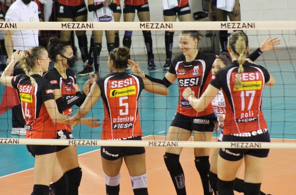 Amanda jogadora volei tatuagem De Saida Do Sesi Bauru Polina Rahimova Dispara Contra Thaisa E Corneta Companheiras De Equipe Volei Ge