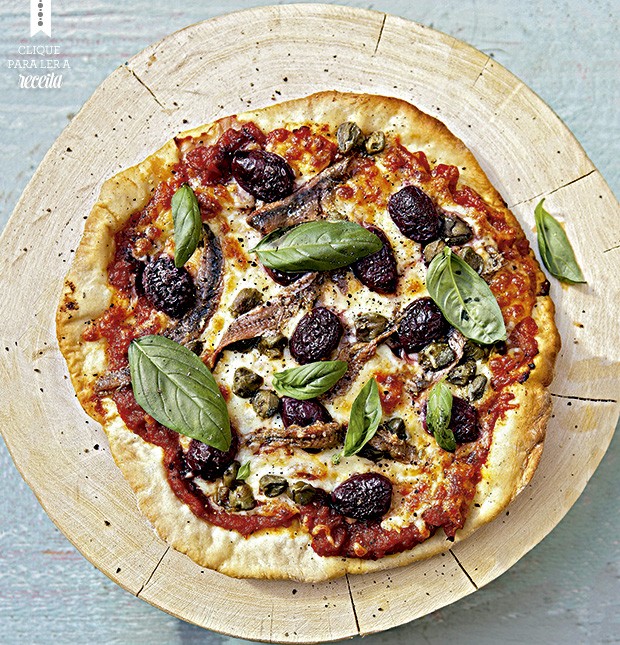 Pizza crocante de mozarela e anchovas, com alcaparras e azeitonas pretas.  (Foto: StockFood / Gallo Images Pty Ltd.)