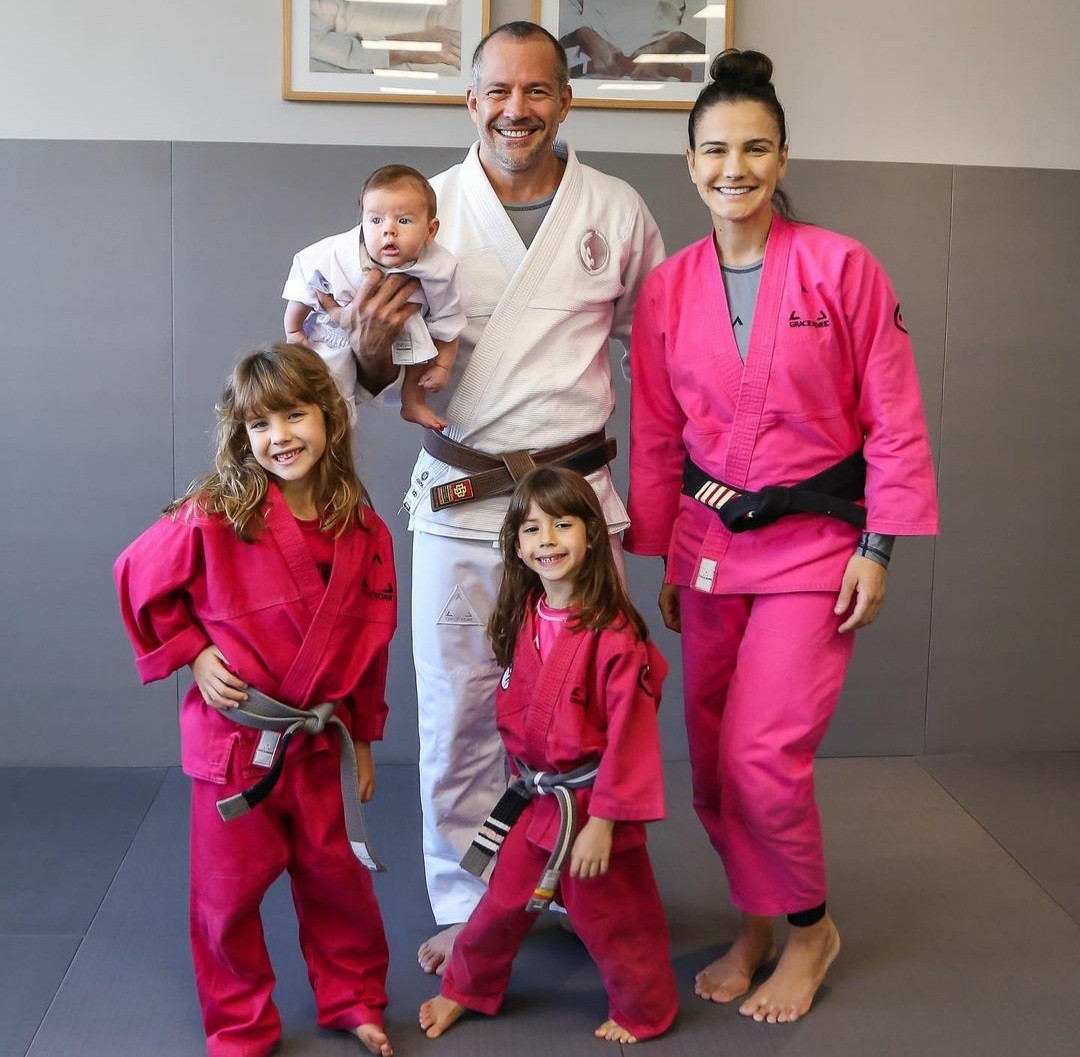 Kyra Gracie com a família no tatame  (Foto: Reprodução / Instagram )