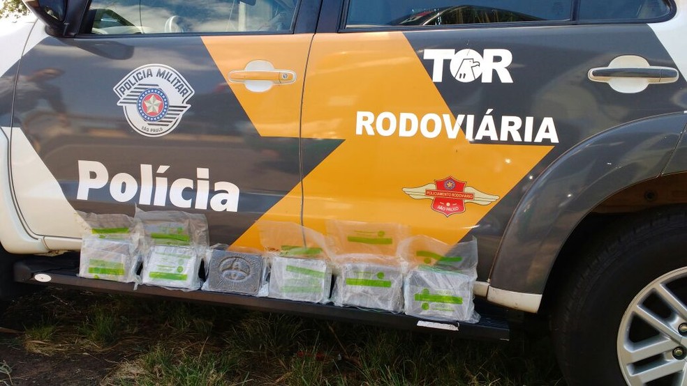Foram apreendidos seis tabletes de haxixe com a adolescente de 17 anos (Foto: Polícia Rodoviária / Divulgação )